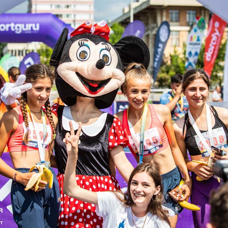 Concursuri pentru copii în Iași - copii la Festivalul Sporturilor Iași cu Minnie de la Asociația Magic