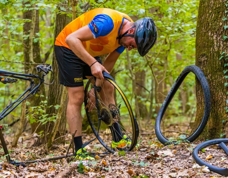 Cum se repara o pana de bicicleta la un concurs de MTB - Festivalul Sporturilor